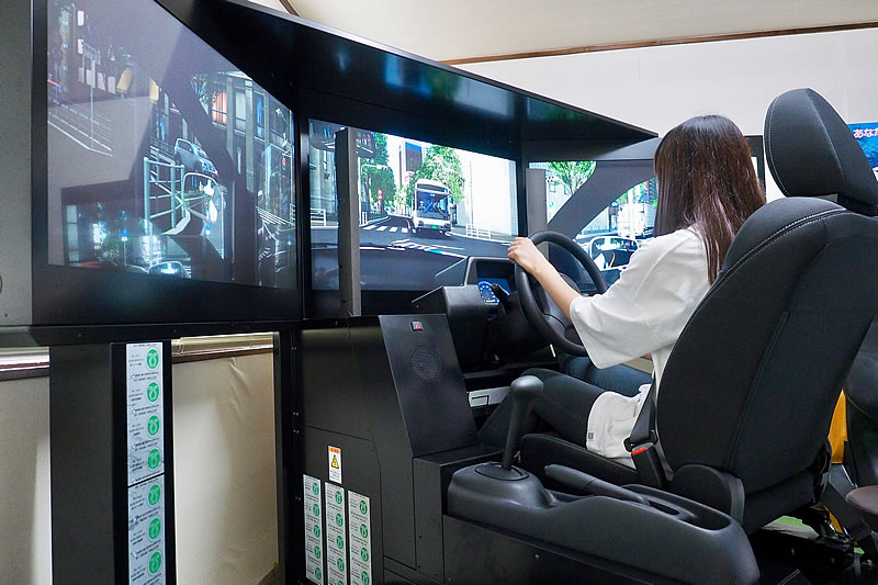 大型シミュレータは実車感覚！